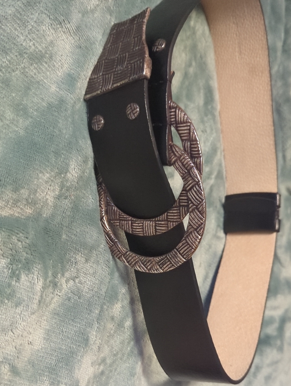 32-Women's Black Leather Belt. Silver Double-Ring Buckle. Small size Pre-loved